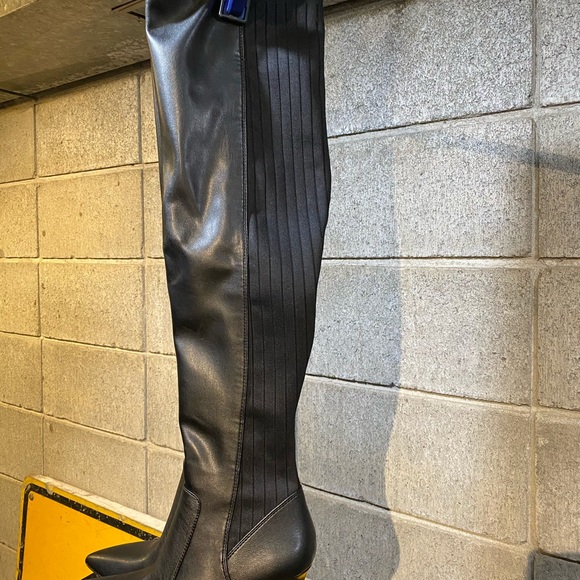 Woman’s boots - Picture 1 of 5